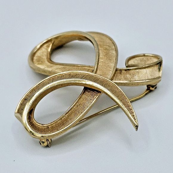 Crown Trifari Ribbon Brooch Vtg Swirl Loop Textured Gold Tone Estate Jewelry Pin - Picture 3 of 9